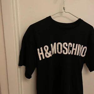 Hm moschino - T-shirt från hm och deras kollektion med moschino som var limited edition. Fint skick och unisex i storlek Xs därför ganska stor fast det är xs.