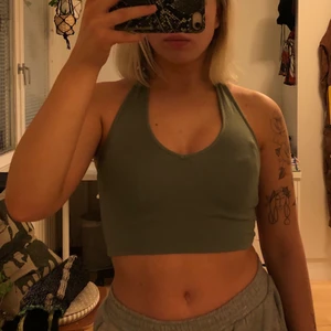 Topp från brandy Melville  - Militärgrön topp ifrån brandy Melville, väldigt skönt material. Öppen rygg. Storlek one size men skulle säga att den passar xs/s. 