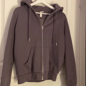 Zipup hoodie - Mörklila, jättefin och så skön med najs luva
