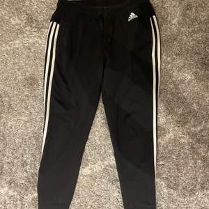 Säljer ett par Adidasbyxor i storlek M men skulle mer se det som en S! Säljer för 30kr+72kr frakt!