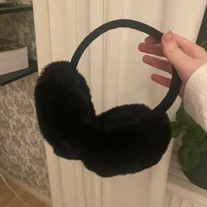 Öronmuffar - Säljer dessa supersöta öronmuffar i svart på grund av att de inte kommer till användning 🌹