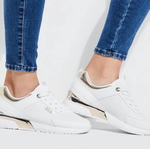 Äkta GUESS sneakers, använda 1 gång - I nyskick, i storlek 36. Bilder kan skickas vid intresse.