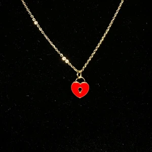 Halsband, låst hjärta - Halsband i rostfritt stål med guldplätterad emaljerad berlock, låst rött hjärta❤️ Fri frakt✨