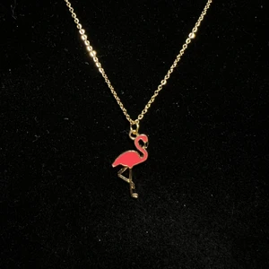 Halsband, flamingo  - Halsband i rostfritt stål med guldplätterad emaljerad berlock, flamingo🦩 Fri frakt✨