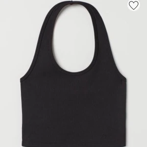 Halterneck topp - Säljer min jättefina svarta ribbade halterneck topp från H&M i storlek xs, knappt använd så i väldigt fint skick🥰 frakt tillkommer på 45kr. Budgivning om flera intresserade 