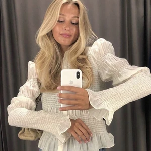 Tröja från other stories  - . Lägger ut igen pga av oseriös köpare. Jätte snygg tröja från other stories som är helt ny med prislappen kvar, slutsåld på hemsidan. Lånad bild men helt ny. Nypris 790kr Köpt direkt för 300+14kr frakt. Budgivning vid stort intresse 