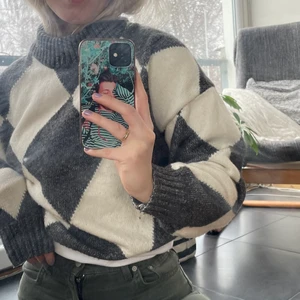 Stickad tröja - Stickad tröja från H&M! Väldigt mjuk och tjock i material! Använd fåtal gånger.