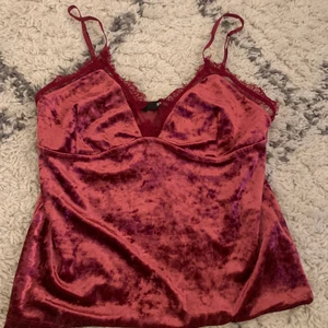 Sammet-linne - Rött linne i sammet, saknas lite tyg längst upp men inget man tänker på. Passar en Xs-S. För mer bilder eller info, skriv!!