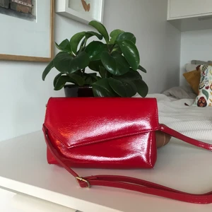 Röd lackväska - Häftig lackväska från DonDonna. Har ett märke på locket (se bild 2). 