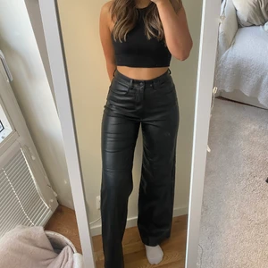 Skinnbyxor H&M - Fake skinnbyxor från H&M. Stretchiga i materialet, bra skick! Jag är 163 och de går nästan ner till marken för mig.