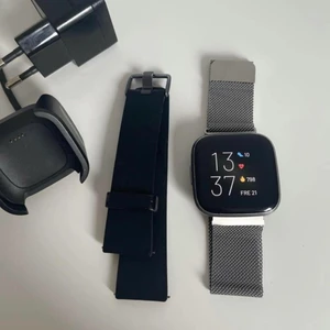 Fitbit Versa 2 Träningsklocka - Säljer min Fitbit-klocka i versionen Versa 2. Den är väldigt sparsamt använd, finns inga repor på den. Batteriet håller i flera dagar. En laddare tillkommer. Det silvriga bandet på klockan gick tyvärr sönder, så det är det svarta armbandet som ligger bredvid som ingår. Går självklart ett köpa ett annat armband till den om man vill. 🤗 