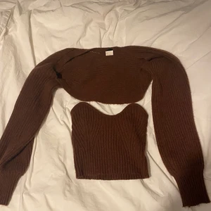 Stickad kofta & topp - Säljer detta populära sett från shein pga att den tyvärr är för stor för mig, en kort kofta med tillhörande topp, fint skick🤎 skriv privat för fler bilder & är fler intresserade kan budgivning komma☺️ KÖPARE STÅR FÖR FRAKTEN📦 köp direkt för 400kr