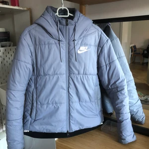 Unik Nike jacka  - Sjukt snygg och varm nike jacka!! Har allvarligt talat inte sett någon likadan jacka sedan jag köpte den. Färgen är babyblå och väldigt fin!! Jackan har kemtvättats en gång och då försvann alla ”fläckar” men har använts sedan det och hade behövts kemtvättas igen (se bild 3). Finns vissa ”missfärgningar” under armarna men verkligen något som är svårt att se om man inte tittar noga🤍