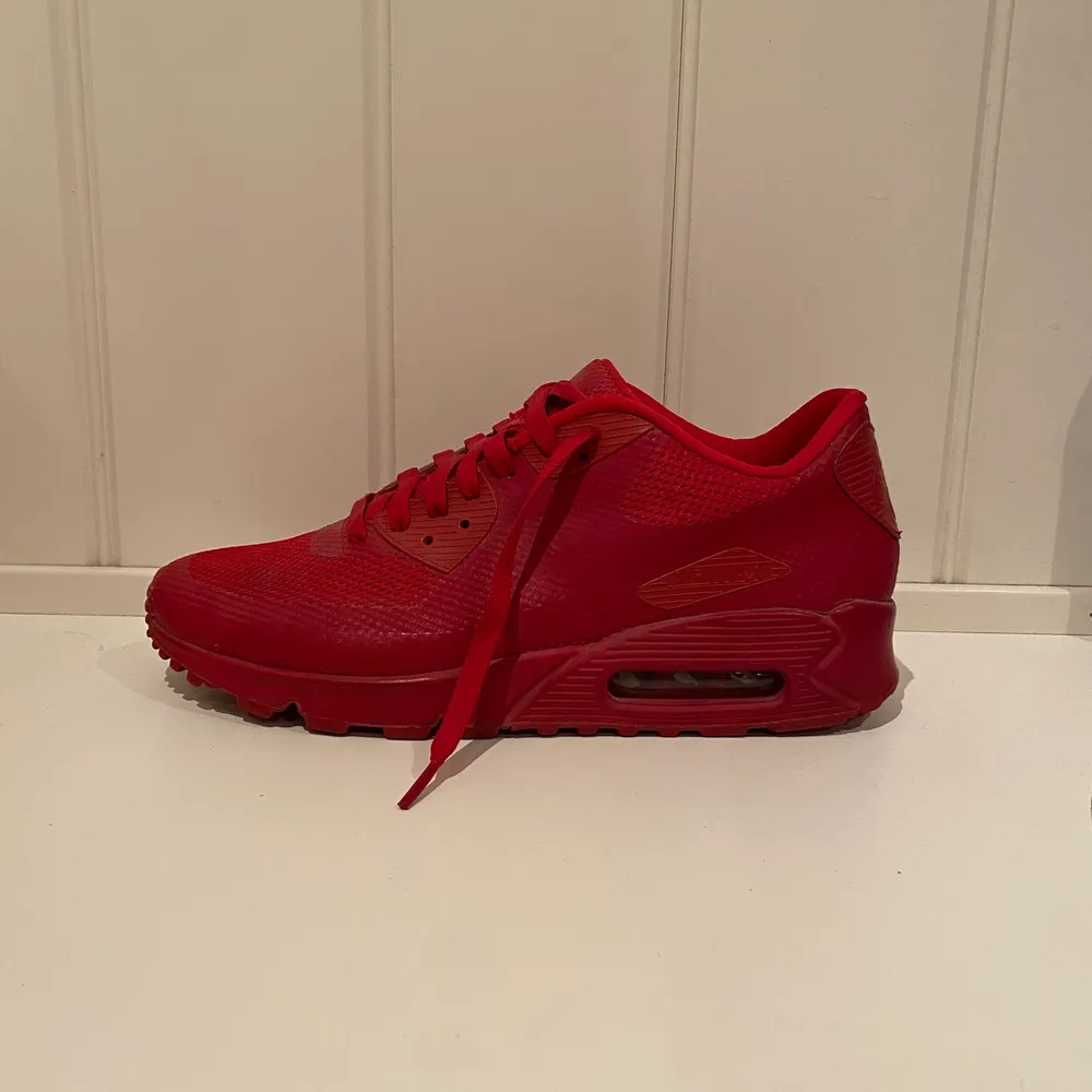 Röda Nike Air Max 90 i storlek 42. Använd fåtal gånger och är nästan i nyskick. Behövs mer bilder så kan jag skicka i DM. Köparen står för frakt 🚚 . Skor.