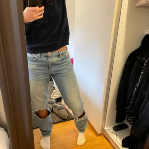 Bikbok jeans stl S - Blåa slitna jeans från bikbok. Stl S. Lågmidjade straight jeans. Skriv för mer bilder eller frågor om pris💙.
