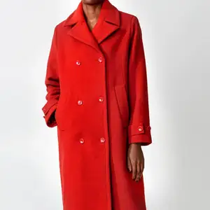 Helt ny röd kappa i ullmix, använd 2 ggr bara. Inköpt för 1499kr