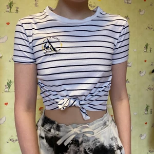 Randig tröja  - Super fin randig tröja! Säljer då den tyvärr är för liten för mig, vid köp av fler plagg kan jag fixa paket pris! :-)