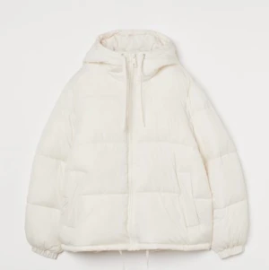 Pufferjacka - Säljer denna  pufferjackan från HM i en superfin grön färg (se andra bilden), då den inte kommer till användning. Den är i nyskick med lapparna kvar😊