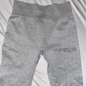 träningstights  - super sköna gråa träningstights från new apparel. köpta här på blick o använda 1 gång av mig. säljer pga att dom var alldeles för stora. annars väldigt fina och bra skick!! 