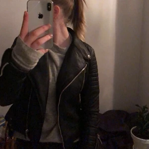 Skinnjacka från Chiquelle - Skinnjacka perfekt nu till våren. Storlek 38 men passar mig som vanligtvis har 34/36. Köpte på chiquelle förra året för 699. Har inga slitage eller liknande, säljer endast då jag köpt en liknande. Går att använda året runt! Köparen står för frakt, kan mötas upp i Linköping❤️‍🔥❤️‍🔥