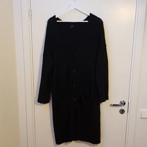 Tröja från Bikbok i storlek M - Super mysig lång kofta i storlek M har använt typ 5 gånger:) endast svish betalning.