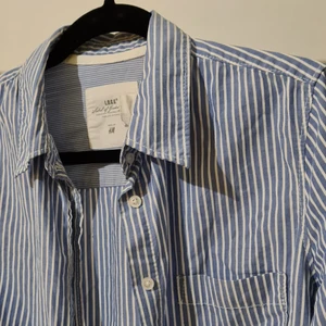 Lantlig skjorta i fint material - Fin skjorta med minimalistisk och lantlig stil 🌟 sparsamt använd, figursydd, fläckfri och hel 💕 Jättefin men kommer inte längre till användning. 🌸