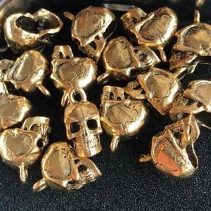 Guld dödskalle berlocker MADE IN USA - Berlockerna är tillverkade i USA. Guldpläterade. Säljes för 15kr/st eller 5st för 50kr. Fraktkostnad 13kr. Riktig kvalité. Säljes under inköpspriset.