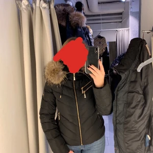 Hollis jacka  - Intressekoll på min fina hollis jacka i fint skick! Andvänd en vinter men ser fortfarande helt ny ut.  Ingen päls har lossnat elelr andra skador på jackan. Skriv till mig om du vill ha fler bilder. Säljer endast vid bra bud. Nypris 3590 kr 😊