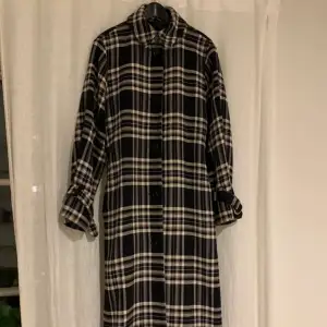 Kappa &Other Stories Storlek: 40 (jag är 36/38, men har den som oversized) A linjeformad utan bälte, med bälte blir det en markerad midja. Yttertyg: Bomull 76%, Polyester 24% Några noppor, och väl använd. Men annars inga anmärkningar. 