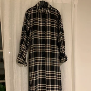 Rutig kappa & Other Stories - Kappa &Other Stories Storlek: 40 (jag är 36/38, men har den som oversized) A linjeformad utan bälte, med bälte blir det en markerad midja. Yttertyg: Bomull 76%, Polyester 24% Några noppor, och väl använd. Men annars inga anmärkningar. 