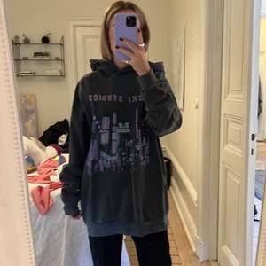 Nicki studios x Gina tricot hoodie - Oversized, jag har L på den här men i vanliga fall small. 