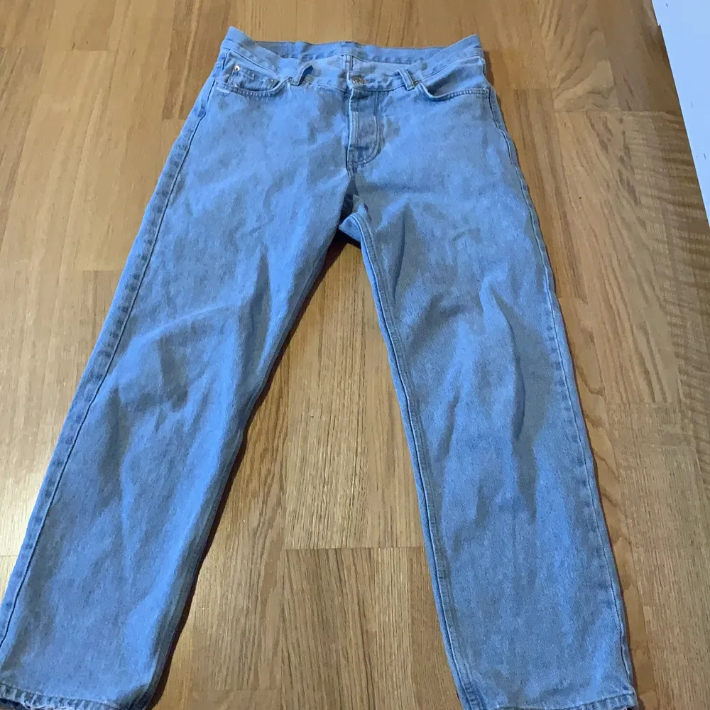 Helt felfria jeans köpta från junkyjard. Inga märken eller något smuts. Orginalpris 599kr.. Jeans & Byxor.