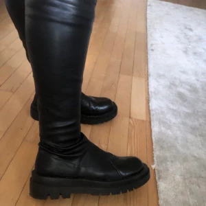 Skinn-stövlar med platå  - Stövlar med Fake skinn, platå och strechigt skaft från zara. Storlek 40, men känns mer som en 39. Säljes pågrund av att jag har ett par till i en annan färg så dessa kommer ej till användning. Använda 1 gång ute.