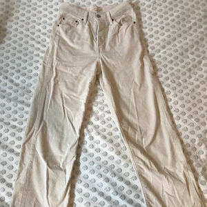 Levi’s Manchester Ribcage Straight  - Fina manchesterbyxor storlek 27 som tyvärr är för korta för mig som är 171 cm. Passar säkert jättefint på 160-165! 450 kr men kan såklart diskuteras då jag vill få dom sålda ☀️ 