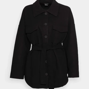 Alexia jacket Gina Tricot - Säljer en helt ny oanvänd alexia jacket från Gina tricot i storlek L med lapp kvar. Nypris 599kr, säljer den för 449kr inkl frakt. Kan mötas upp i Jönköping 💞😌