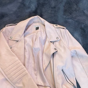 Skinjacka  - Rensar garderoben så kollar ifall nån vill ha nått