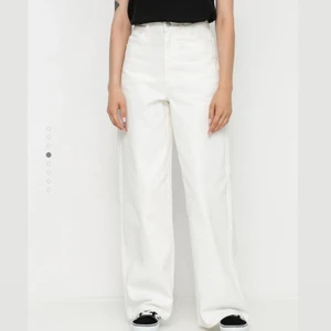 Stüssy vita jeans  - Storlek medium, dam.  Jättefina byxor från stüssy använt bara en gång. Säljer pga att jag inte använder. Skriv för mera bilder 🥰