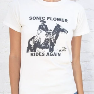 T-shirt  - Jag säljer nu denna fina tröja som är köpt på brandy Melville i somras, jag har endast använt tröjan 1 gång så den är i nyskick! Jag vet inte vilken storlek det är på tröjan då det inte står men jag tror nog runt xs/s☺️