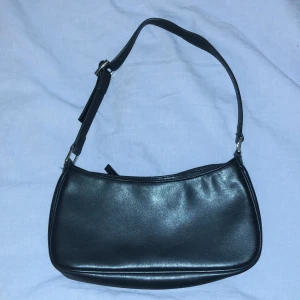 Baugetteväska - Svart baugetteväska från monki. Väldigt bra skick och använd ett fåtal gånger!