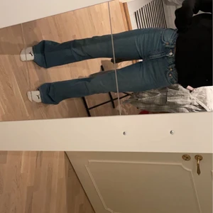 Bootcut jeans!! - Säljer dessa supersnygga bootcut jeans! Nypris 500 kr säljer för 300 kr. Först till kvarn. Aldrig  använda och har lappen kvar. 