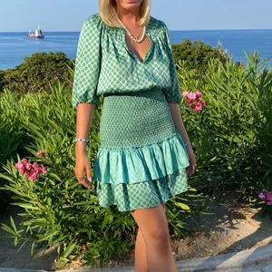 Sandro klänning - BYTER HELST MOT EN 34! Intressekoll!!! På min sandro Paris klänning! Extremt eftertraktad, säljer endast vid bra bud😁 stolek 38, men passar allt från 34-38, den e stretchig! MIN BILD🤬