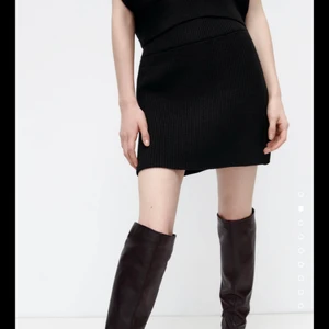 Stickad minikjol - Stickad minikjol från zara som är helt slutsålda. Den e helt oanvänd med lappen kvar, storlek S ⚡️180kr + frakt 66kr (spårbart)  Eftersom jag har många som e intresserade så har jag nu bud på 200kr