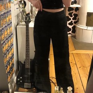 Kostym byxa - Kostymbyxor från h&m (köpta second hand) i storlek 36 och passa mig perfekt som brukar bära storlek S. Jag brukar ha w27L32. Byxorna är i satäng liknande material. Köparen står för frakt.🥰💕☺️