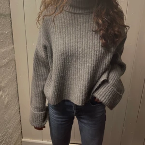 Grå stickad tröja med polo - Jättefin grå stickad tröja med polokrage! Storlek M