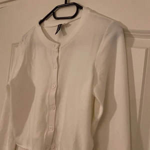 Kofta från H&M - Säljer min vita korta kofta från HM 🤎 sitter mer som en S än en M, använd 1 gång 😊 Dm för fler bilder eller frågor!