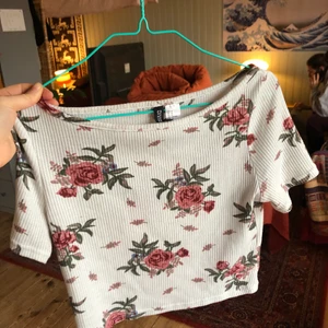 Blommig topp - Blommig top från hm, kort, medium. 