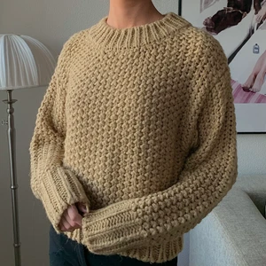 Mysig tröja  - Superfin tröja i färgen beige med längre ärmar🤎 Köparen står för frakten!