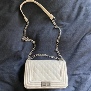 Handväska  - Beige handväska som inte kommer till användning. Använd ett fåtal gånger därav i bra skick. 60kr+frakt🥰