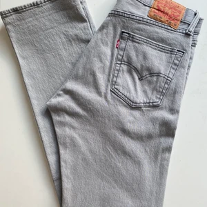 501 '93 JEANS - Ett par 501 ’93 i nästintill oanvänt skick.                             Straight fit.                                                                           30W x 32L.                                                                           99% bomull, 1% Elastan.                                                       Länk och info till jeansen: https://www.levi.com/SE/sv_SE/promo/raka-501-93-jeans/p/798300208