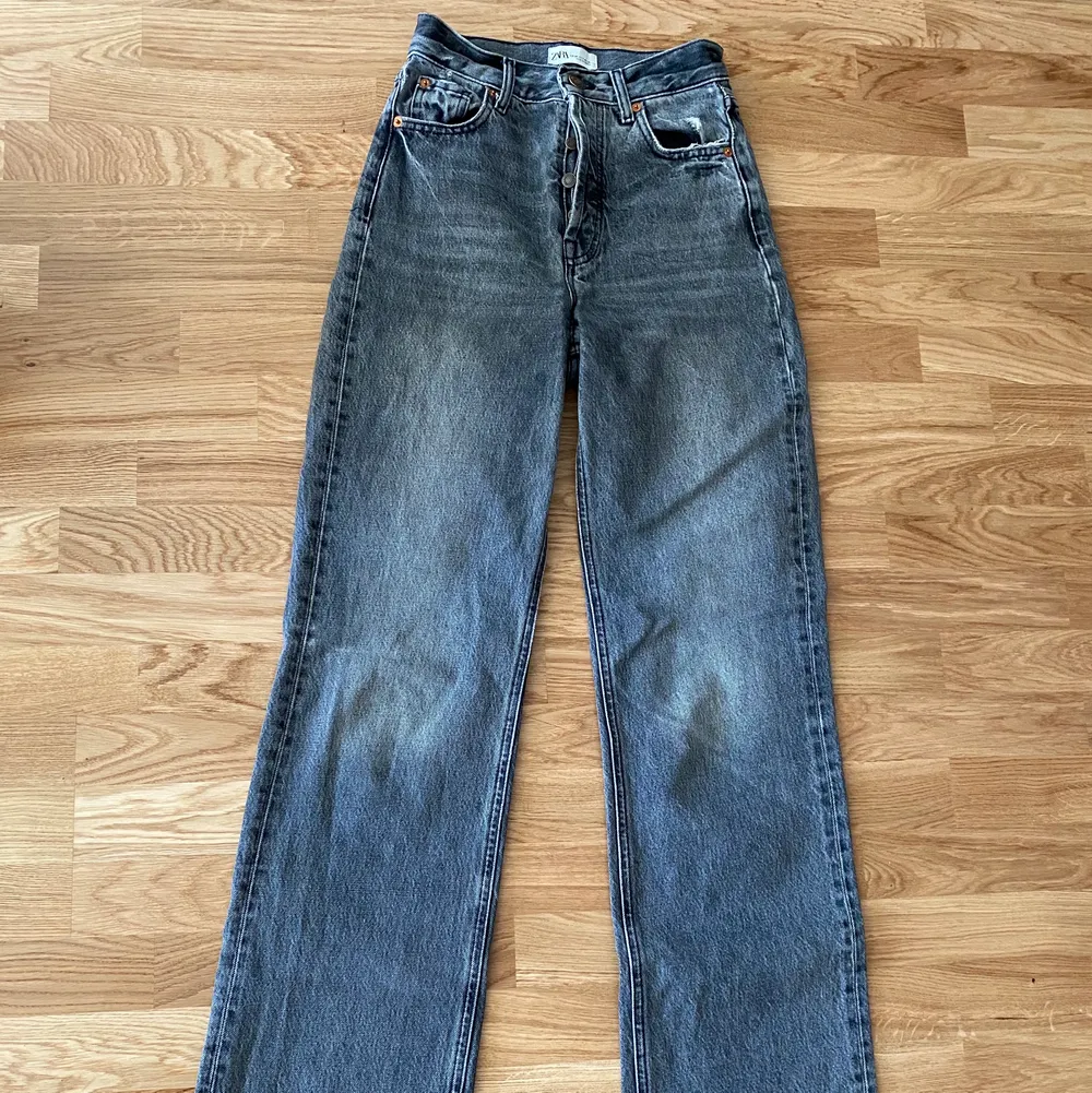 (Lånad bild) Grå zara jeans i strl 34. De är tyvärr för små för mig så har ingen bild på :( Skitsnygga o låååånga, jag är 175 och går på dom. Perfekta att klippa av! Köparen står för frakten. Jeans & Byxor.